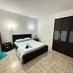 Apartment F6 Near The In