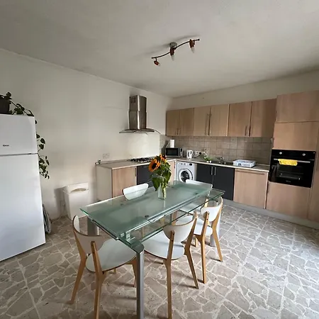 Apartment F6 Near The In